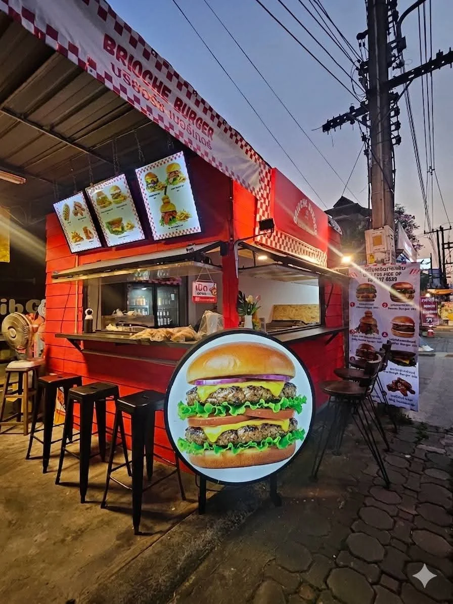 ป้ายไฟรูปเบอร์เกอร์หน้าร้านตอนกลางคืน